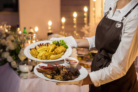 温馨餐饮服务 女服务员Watoast的专业风采